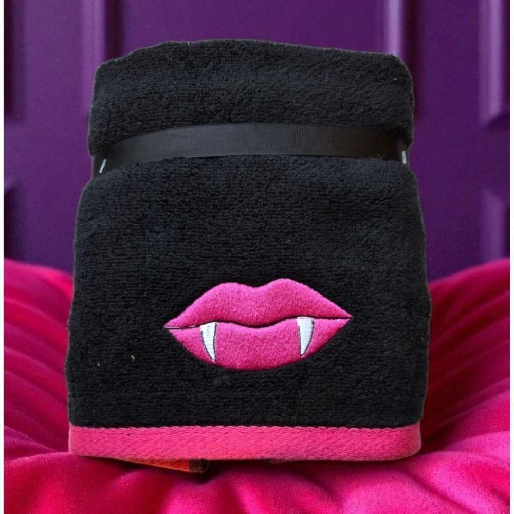New Betsey Johnson Halloween Vampire Lips Black & Pink Hand Towel Set